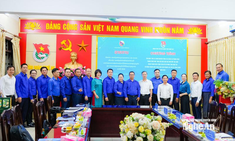 Tỉnh đoàn Nghệ An tặng quà lưu niệm cho đoàn công tác. 