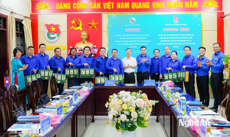Các đại biểu chụp ảnh lưu niệm. 