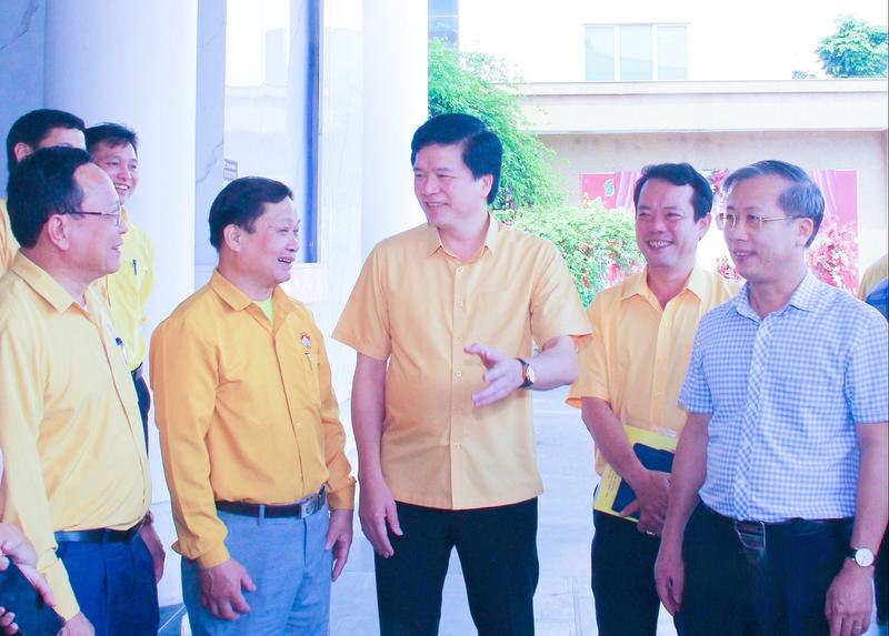 Đồng chí Nguyễn Đình Hùng trao đổi với cán bộ Mặt trận cơ sở về nâng cao vai trò, hiệu quả giám sát, phản biện.