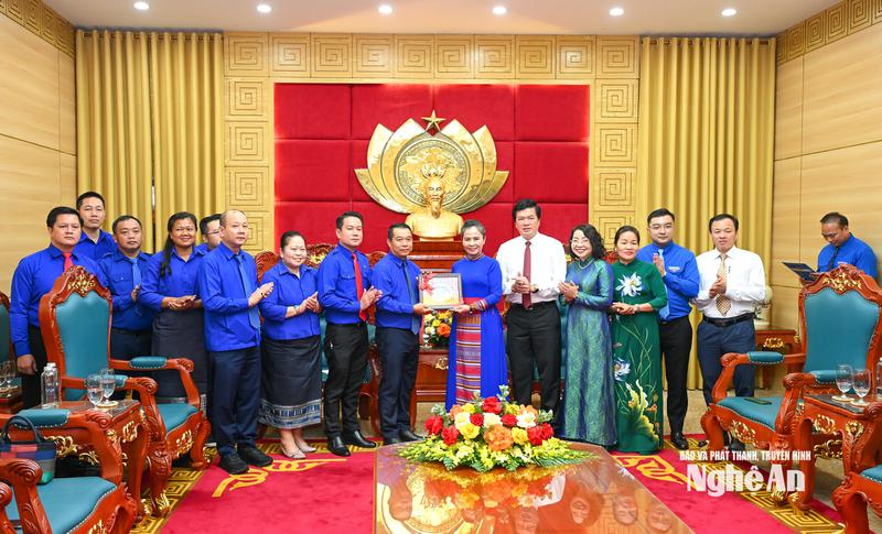 Đoàn đại biểu Thủ đô Viêng Chăn tặng quà lưu niệm Thường trực Tỉnh ủy Nghệ An. 