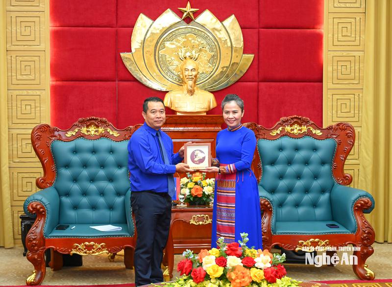 Thường trực Tỉnh ủy Nghệ An tặng quà lưu niệm Đoàn đại biểu Thanh niên Thủ đô Viêng Chăn. 
