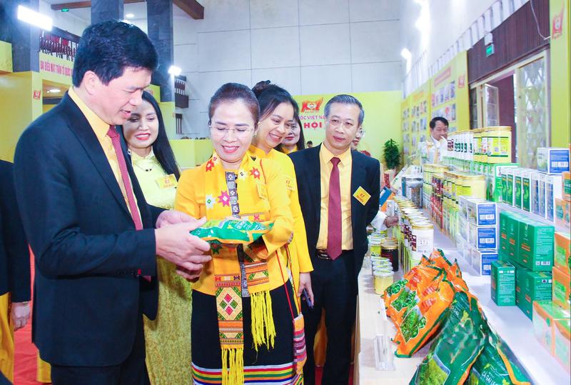 Lãnh đạo Ban Thường trực Ủy ban MTTQ Việt Nam tỉnh tìm hiểu các sản phẩm OCOP trên địa bàn tỉnh.