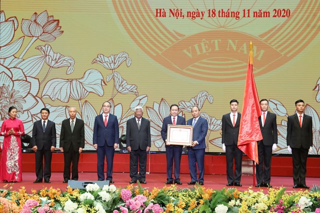 Thủ tướng Ch&iacute;nh phủ Nguyễn Xu&acirc;n Ph&uacute;c&nbsp;trao tặng Hu&acirc;n chương Hồ Ch&iacute; Minh cho MTTQ Việt Nam.