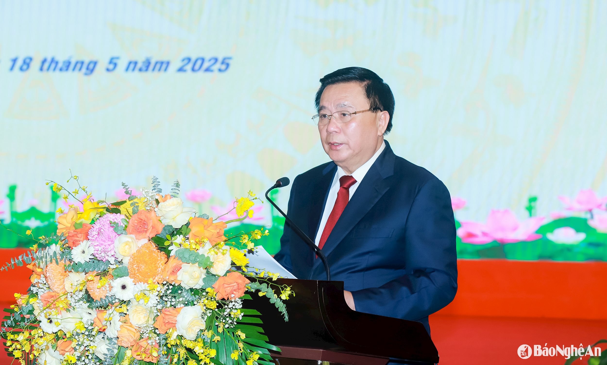 GS. TS Nguyễn Xuân Thắng - Ủy viên Bộ Chính trị, Giám đốc Học viện Chính trị quốc gia Hồ Chí Minh, Chủ tịch Hội đồng Lý luận Trung ương phát biểu khai mạc và đề dẫn hội thảo. Ảnh: Thành Duy