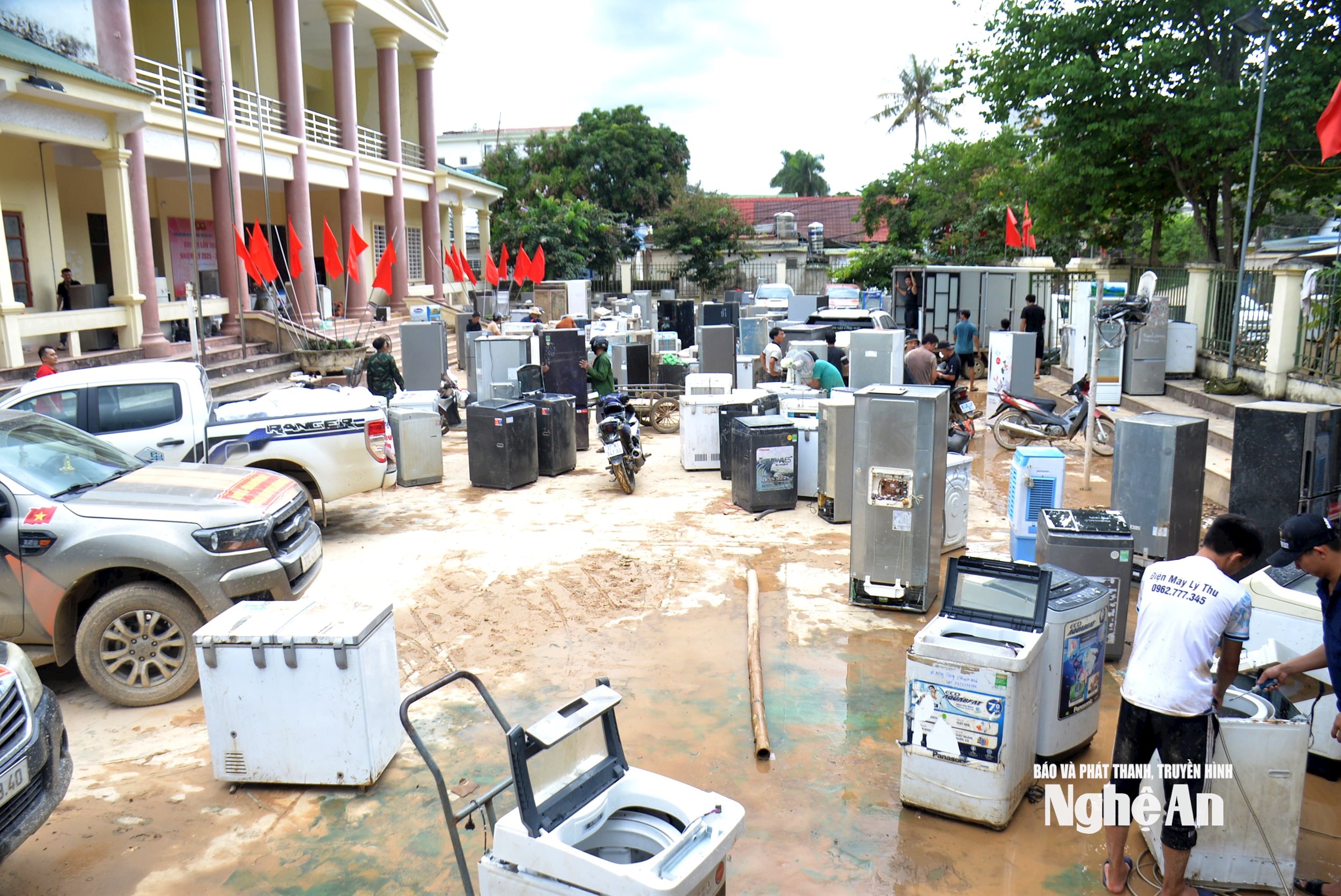 Đợt lũ vừa qua khiến hàng trăm hộ dân xã Tương Dương bị ngập nước, trong đó phần lớn các thiết bị điện dân dụng bị ảnh hưởng. Từ ngày 27/7, điểm sửa chữa điện miễn phí của Chi hội Điện tử - Điện lạnh Nghệ An bắt tay vào sửa chữa miễn phí tại trung tâm xã Tương Dương. Số lượng thiết bị điện hư hỏng nhiều, nên anh em thợ điện làm việc hết công suất. Ảnh: Xuân Hoàng