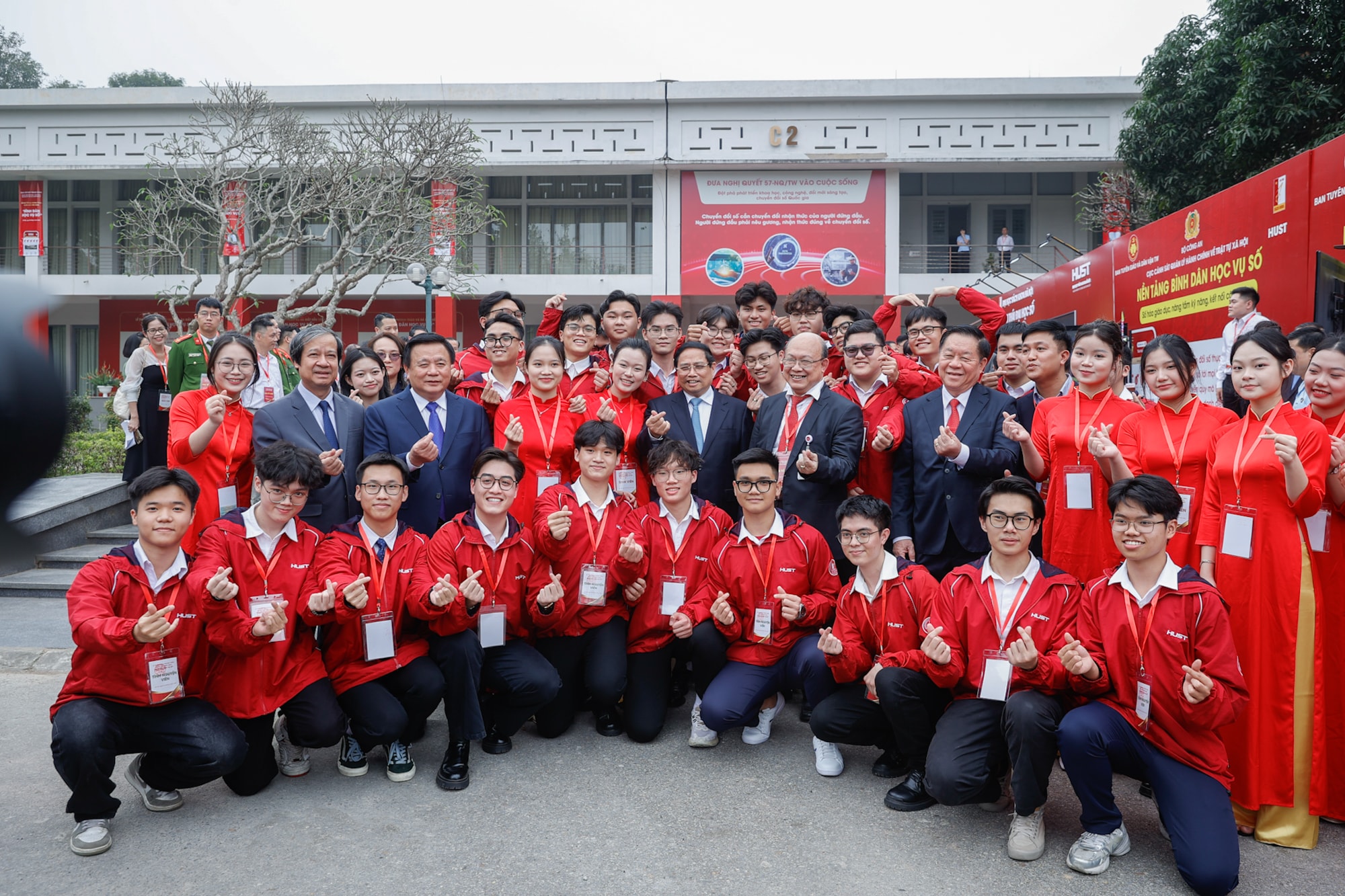 Thủ tướng phát động phong trào 'Bình dân học vụ số' toàn dân- Ảnh 6.