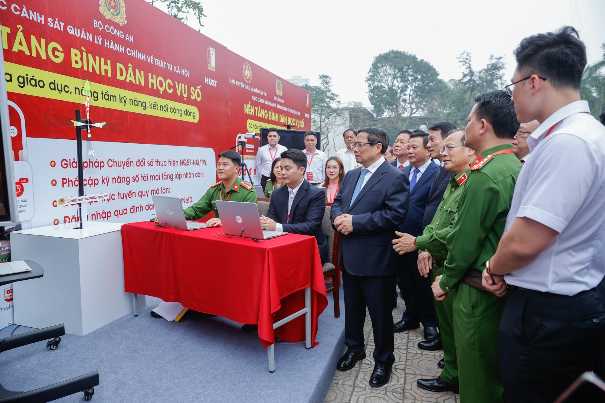 Thủ tướng phát động phong trào 'Bình dân học vụ số' toàn dân- Ảnh 5.