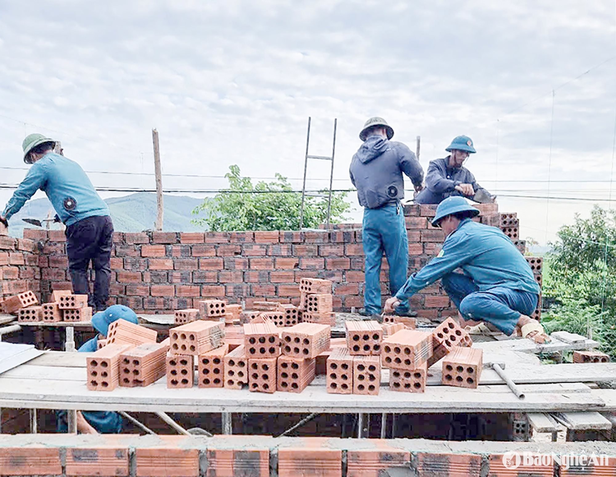  Lực lượng dân quân tự vệ xã Đồng Thành giúp hộ nghèo gia đình ông Dương Tiến Mạnh ở xóm Long Nam xây dựng lại nhà ở.