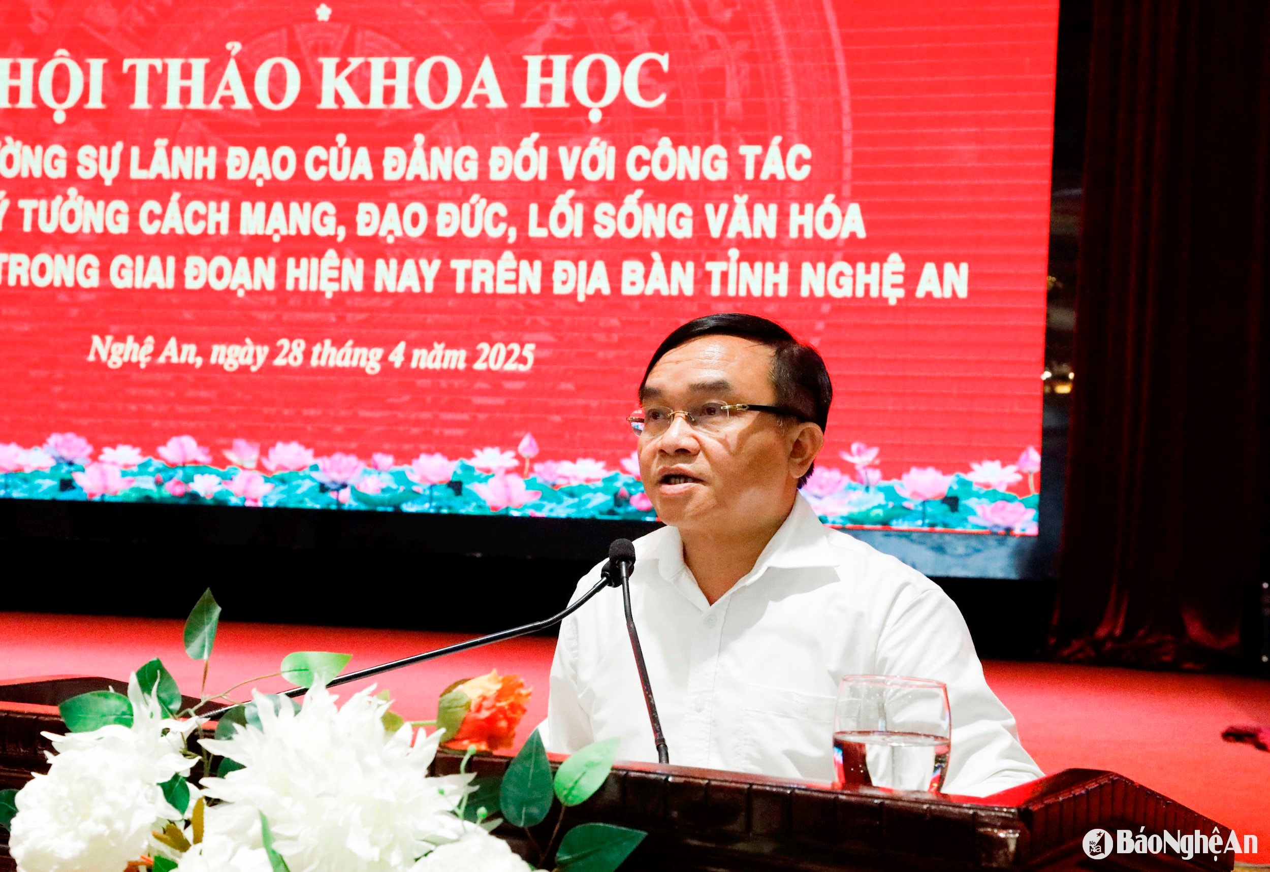 Đồng chí Ngọc Kim Nam - Ủy viên Ban Thường vụ, Trưởng Ban Tuyên giáo và Dân vận Tỉnh ủy phát biểu đề dẫn hội thảo. Ảnh: TL