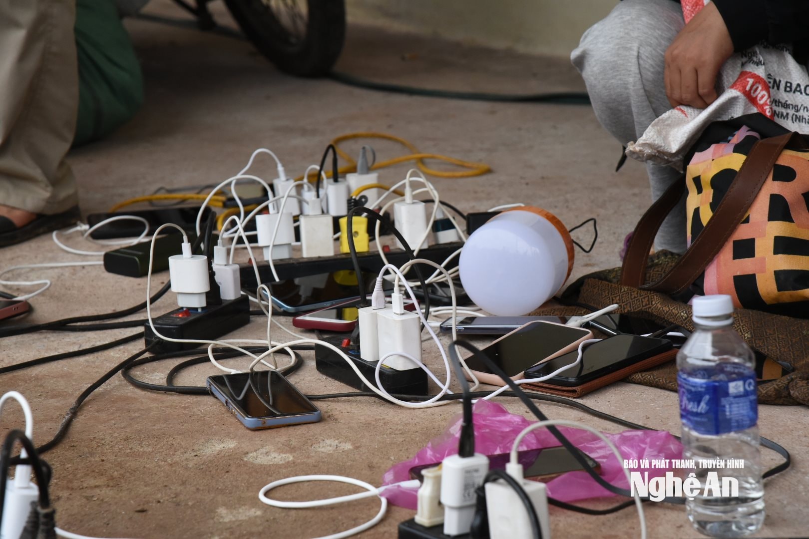 Nhóm trang bị 3 máy phát điện phục vụ bà con. Ảnh: Hoài Thu