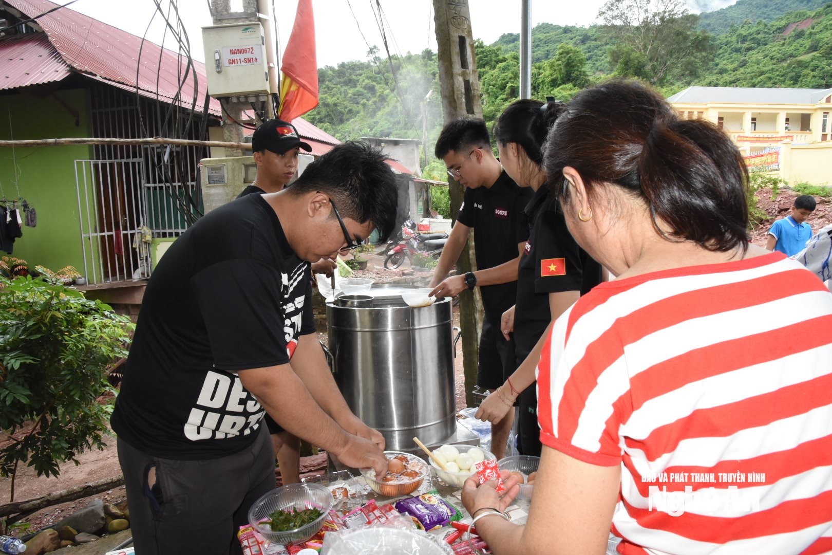 Nhóm thiện nguyện mang theo đầy đủ dụng cụ và nguyên liệu, thực phẩm phục vụ người da. Ảnh: Hoài Thu