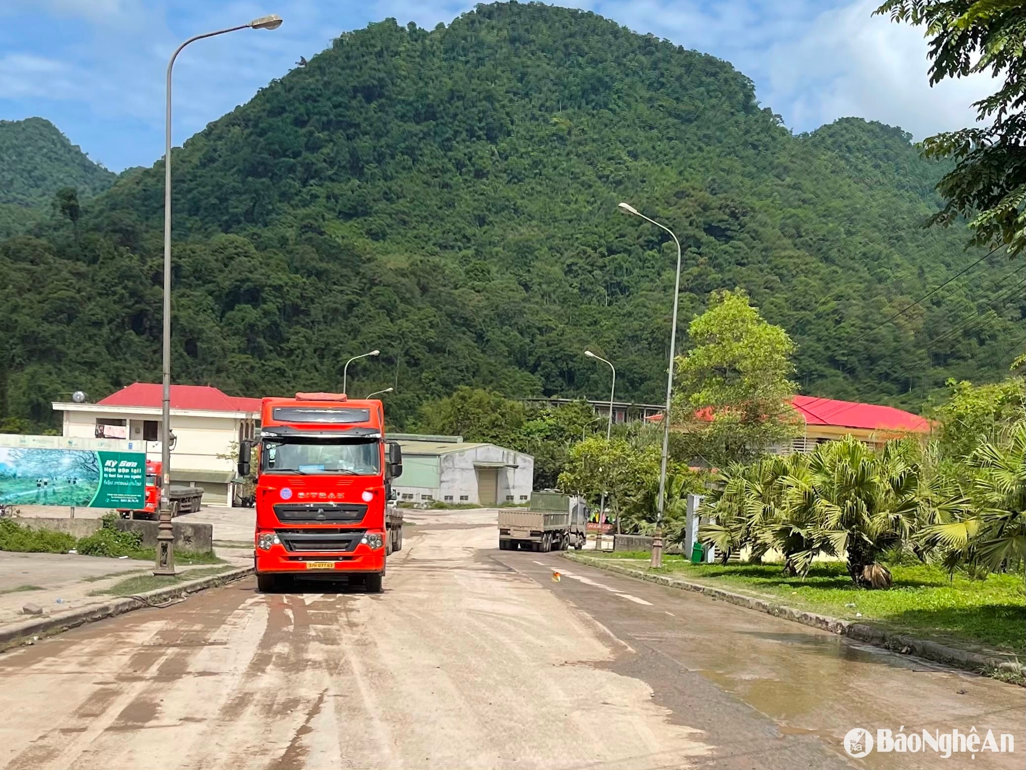 Cửa khẩu Quốc tế Nậm Cắn là một trong những địa bàn trọng điểm về giao thương hàng hoá và qua lại biên giới giữa Việt Nam và Lào. Đi liền với đó, tình hình buôn lậu, gian lận thương mại tại đây luôn tiềm ẩn những diễn biến phức tạp, đòi hỏi sự vào cuộc quyết liệt và thường xuyên của các lực lượng chức năng. Ảnh: Tiến Đông 