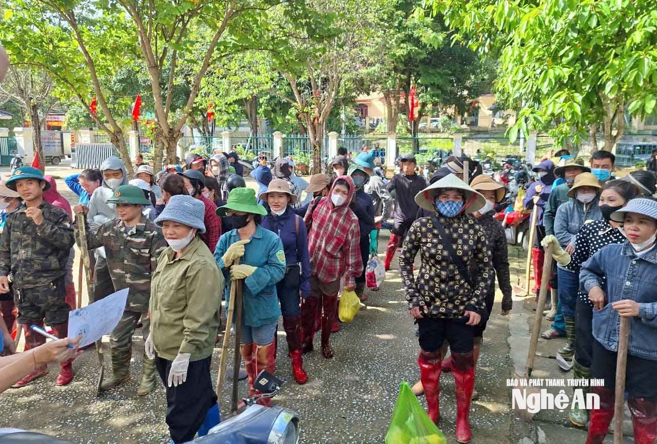 Ông Lô Ba Lịch - Chủ tịch Ủy ban MTTQ Việt Nam xã Nga My cho biết, đợt ngập lụt sau cơn bão số 3 tuy đã gây ra một số ảnh hưởng đến địa phương, song mức độ thiệt hại không nghiêm trọng như nhiều nơi khác tại miền Tây Nghệ An. Chính vì vậy, ngay sau khi cấp ủy, chính quyền và người dân địa phương khẩn trương khắc phục xong hậu quả tại chỗ, xã đã nhanh chóng bàn bạc, thống nhất phương án hỗ trợ những địa phương khác bị thiệt hại nặng hơn. Ảnh: CSCC