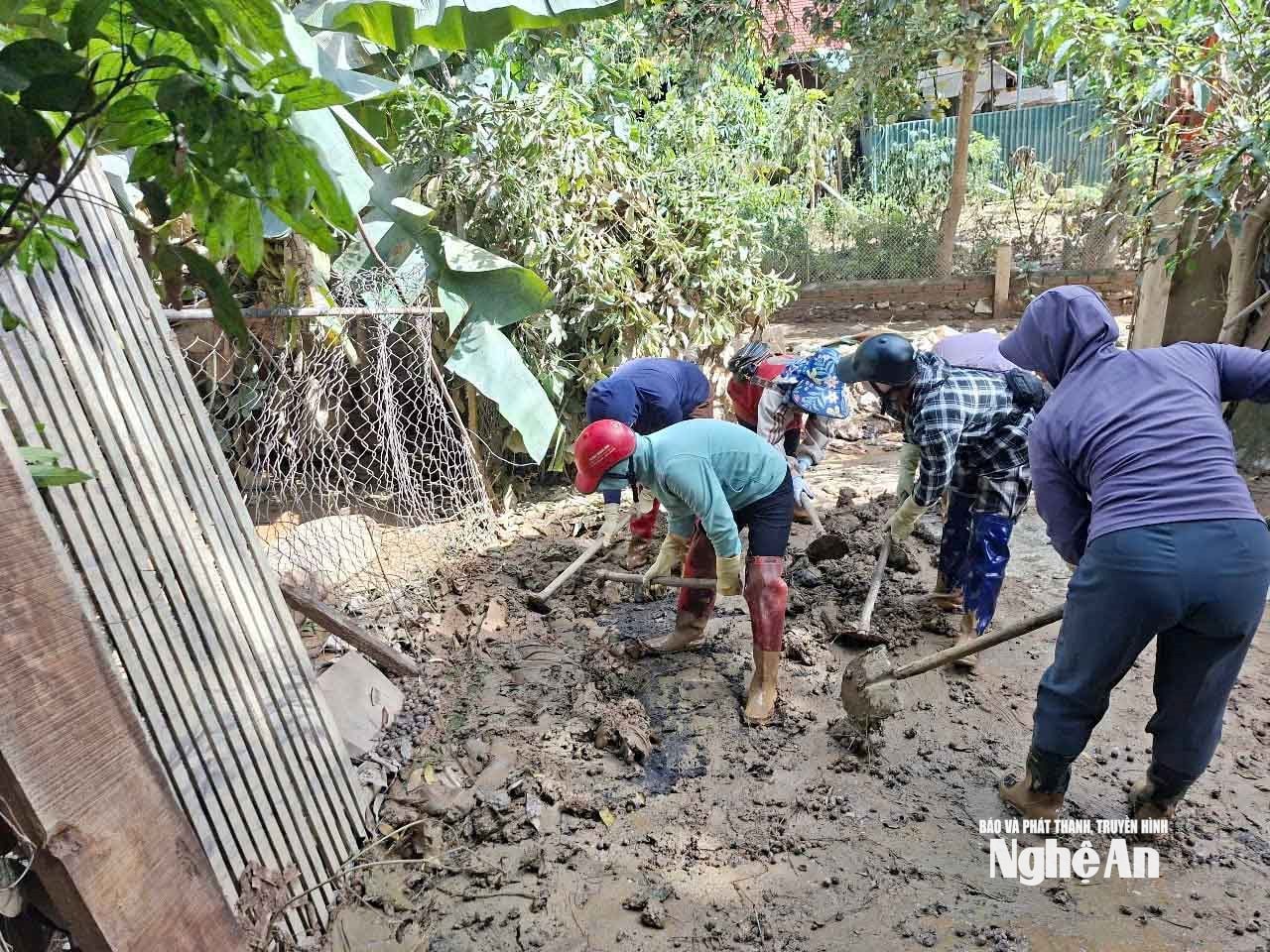 Xã đã tích cực đứng ra vận động quyên góp được hàng chục triệu đồng để hỗ trợ các xã Tam Quang, Lượng Minh, Tam Thái và Tương Dương - những địa bàn chịu thiệt hại nặng nề trong đợt mưa lũ vừa qua. Riêng đối với xã Tương Dương, xã Nga My đã cử 160 tình nguyện viên là hội viên, đoàn viên của Hội Nông dân, Hội Liên hiệp Phụ nữ, Đoàn Thanh niên, Hội Cựu chiến binh đến từ 13/16 bản trên địa bàn xã hỗ trợ người dân dọn dẹp bùn đất, rác thải, cây cối ngã đổ trong khuôn viên các hộ gia đình. Đồng thời, 
