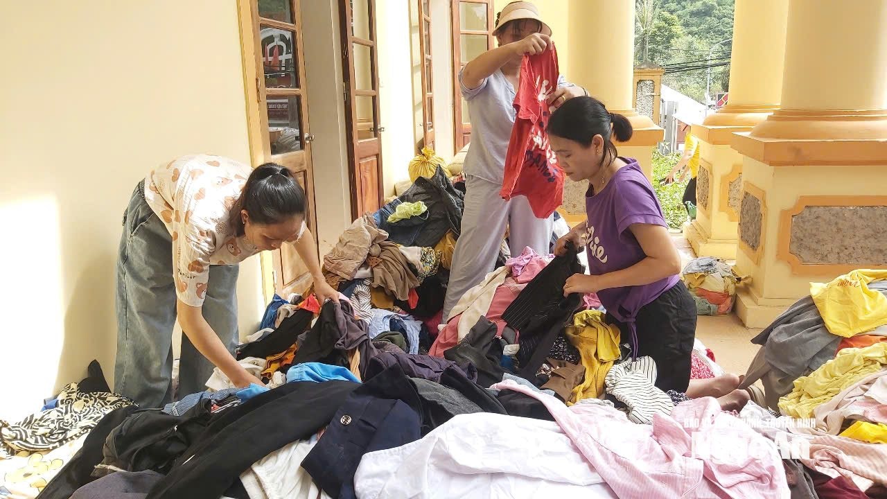 Quần áo của các đoàn thiện nguyện cứu trợ tại Ủy ban Mặt trận Tổ quốc xã Tương Dương. Ảnh: Xuân Hoàng
