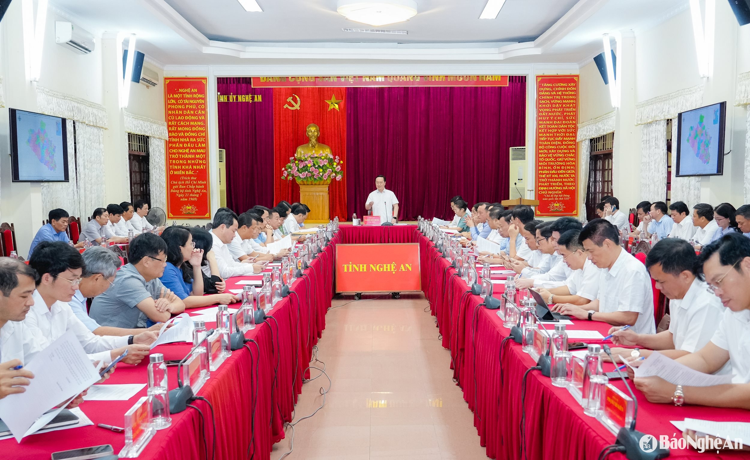đồng chí Nguyễn Đức Trung - Bí thư Tỉnh ủy chủ trì cuộc họp của Ban Thường vụ Tỉnh ủy, Ban Chỉ đạo tỉnh về sắp xếp đơn vị hành chính cấp xã để nghe và cho ý kiến vào một số nội dung liên quan. Ảnh: Phạm Bằng