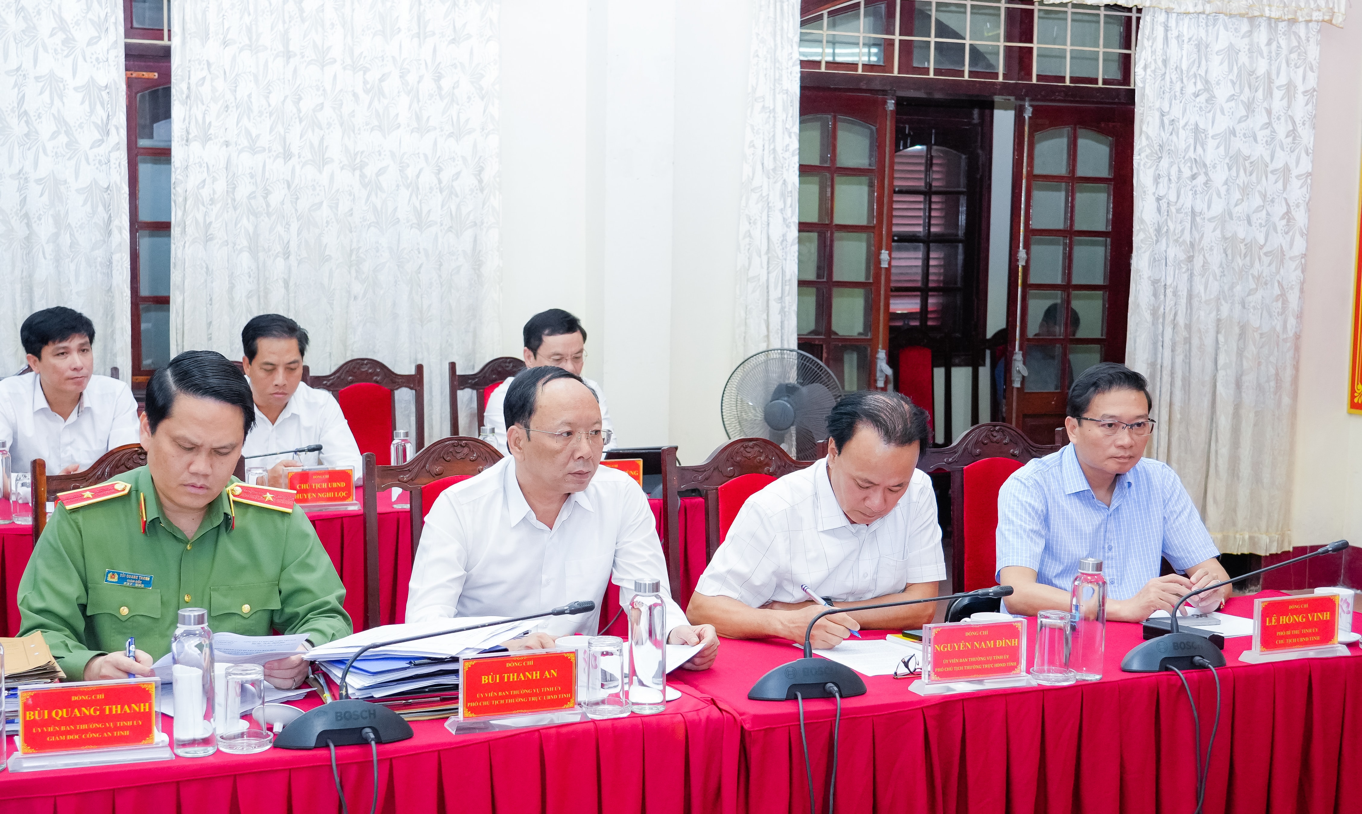 Các đồng chí Thường trực Tỉnh ủy, Ủy viên Ban Thường vụ Tỉnh ủy tham dự cuộc họp. Ảnh: Phạm Bằng