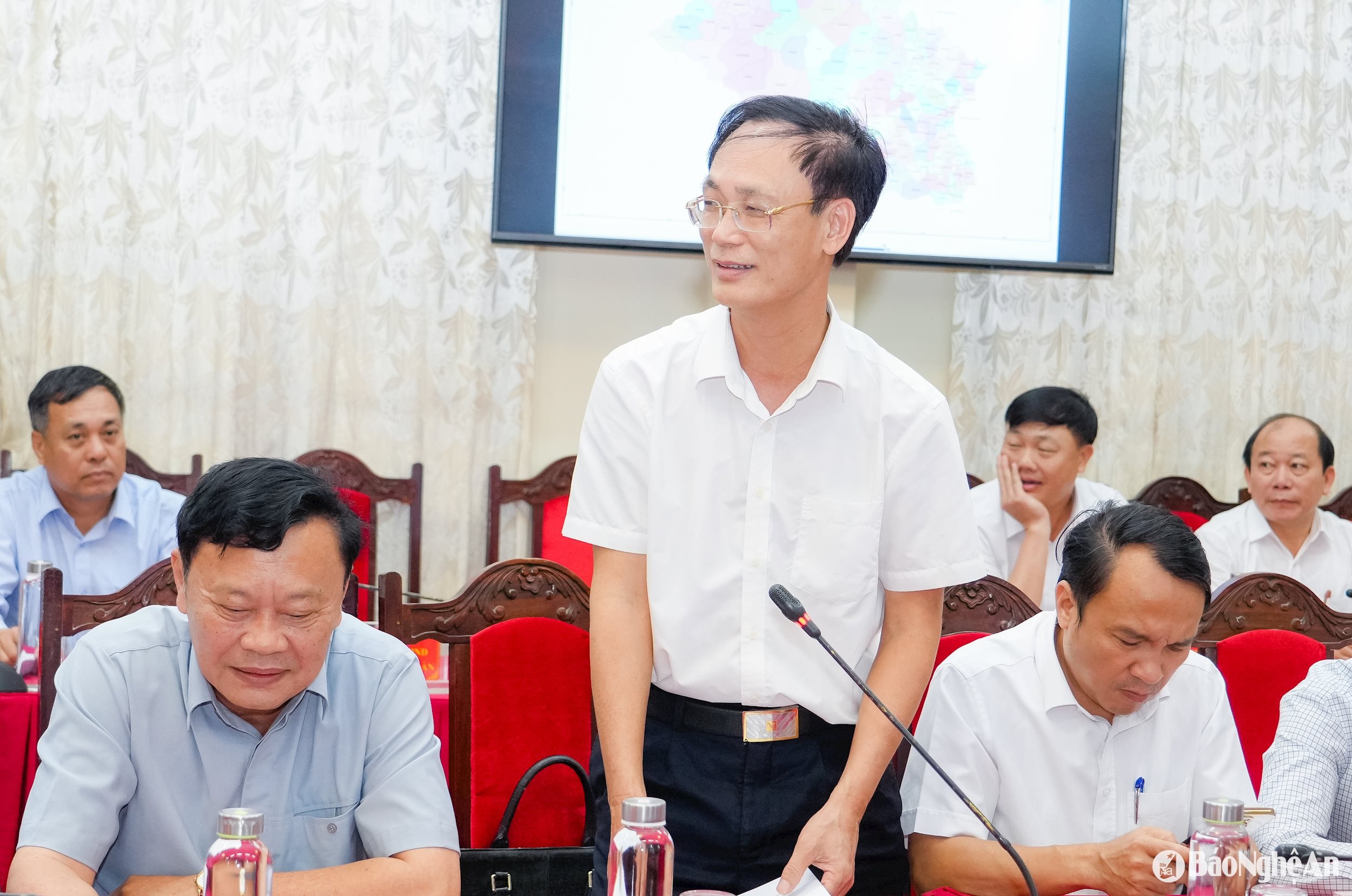Đồng chí Nguyễn Trường Giang - Ủy viên Ban Chấp hành Đảng bộ tỉnh, Bí thư Huyện ủy Hưng Nguyên phát biểu tại cuộc họp. Ảnh: Phạm Bằng