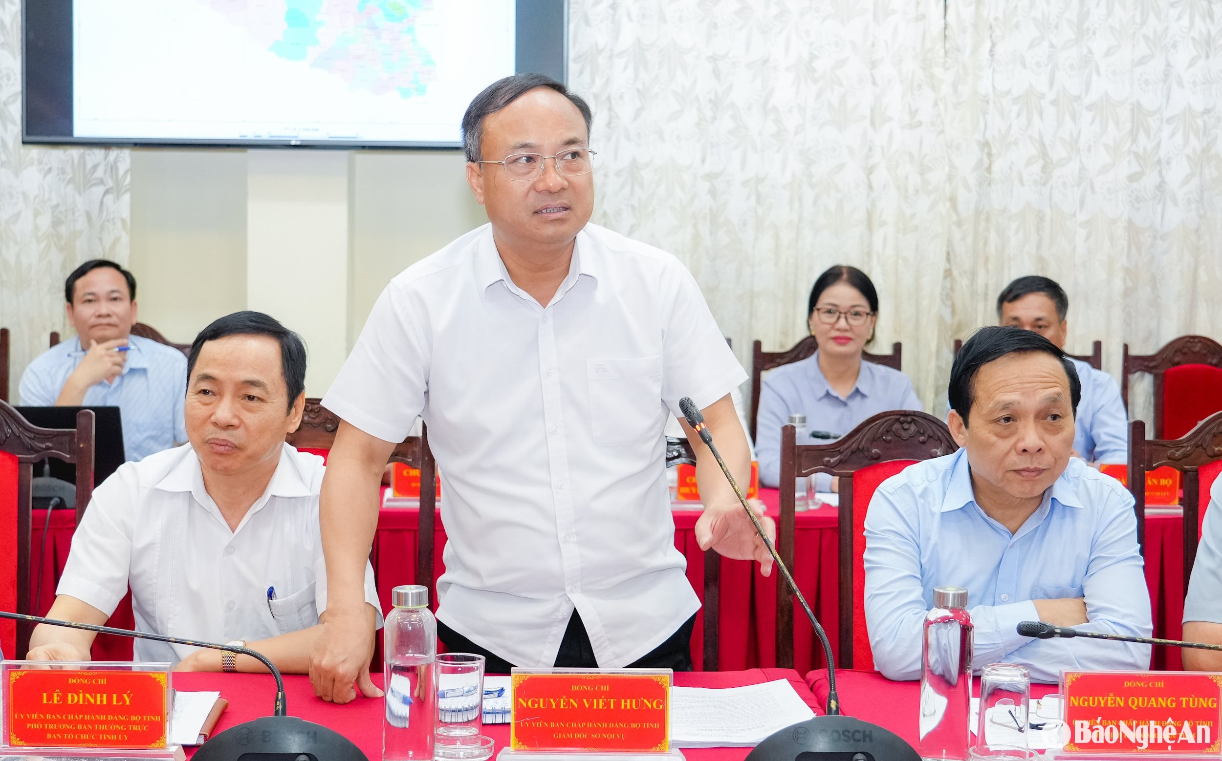 Đồng chí Nguyễn Viết Hưng - Ủy viên Ban Chấp hành Đảng bộ tỉnh, Giám đốc Sở Nội vụ phát biểu tại cuộc họp. Ảnh: Phạm Bằng