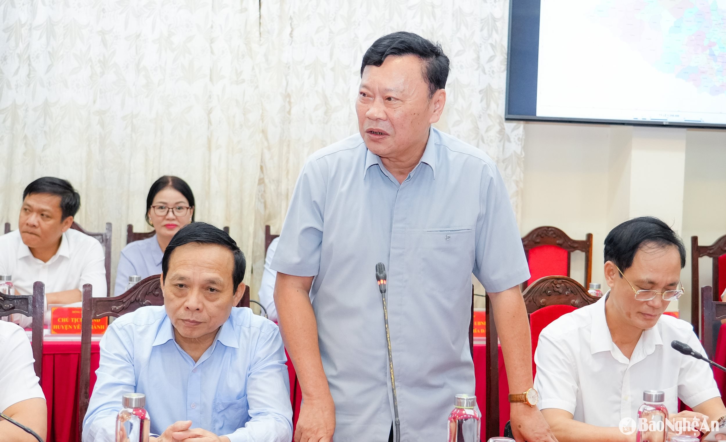 Đồng chí Bùi Thanh Bảo - Ủy viên Ban Chấp hành Đảng bộ tỉnh, Bí thư Huyện ủy Tân Kỳ phát biểu tại cuộc họp. Ảnh: Phạm Bằng