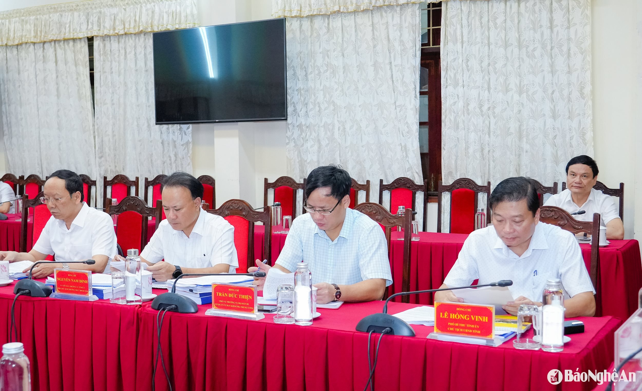 Các đồng chí Thường trực Tỉnh ủy, đại diện Cơ quan Ủy ban Kiểm tra Trung ương, Ủy viên Ban Thường vụ Tỉnh ủy tham dự phiên họp. Ảnh: Phạm Bằng