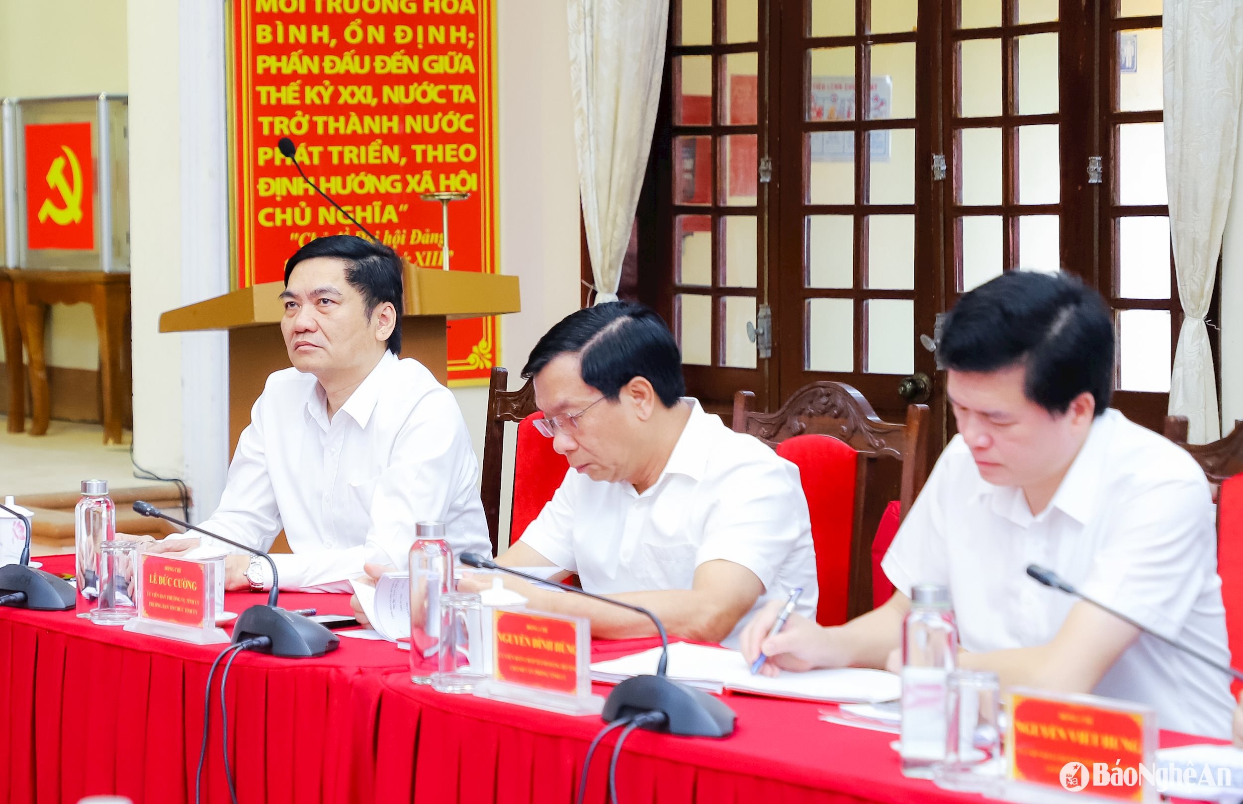 Các đồng chí Thường trực Tỉnh ủy, Thường trực Ban chỉ đạo tỉnh về sắp xếp, tổ chức lại đơn vị hành chính cấp xã và xây dựng mô hình tổ chức chính quyền địa phương 2 cấp dự cuộc họp. Ảnh: Phạm Bằng
