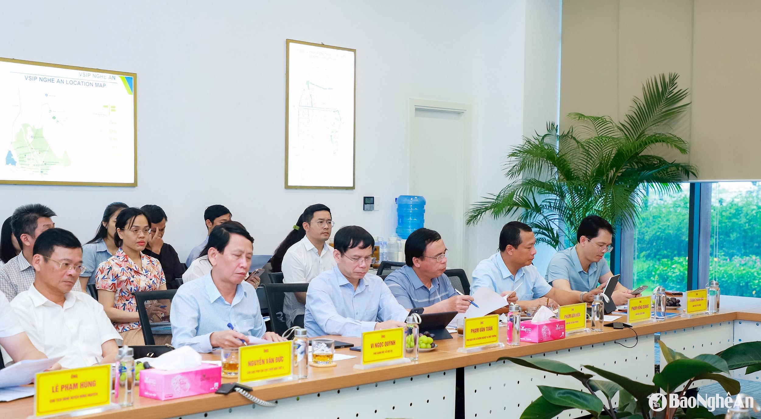 Lãnh đạo các sở, ngành, địa phương liên quan dự cuộc làm việc. Ảnh: Thành Duy