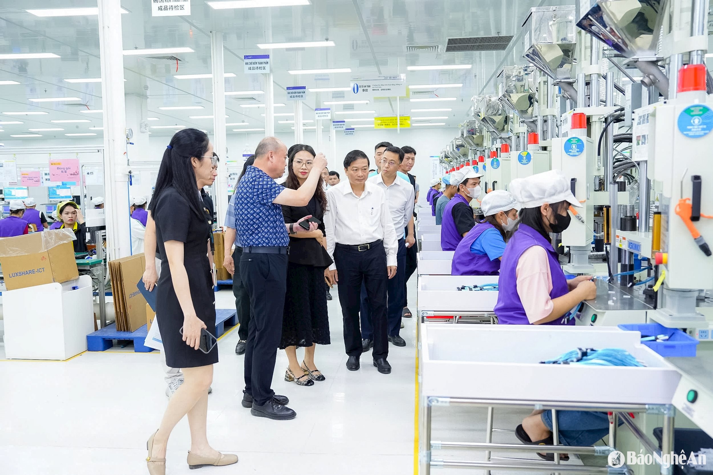 Chủ tịch UBND tỉnh Lê Hồng Vinh thăm nhà máy của Công ty Luxshare -ICT Nghệ An tại KCN VSIP. Ảnh: Thành Duy