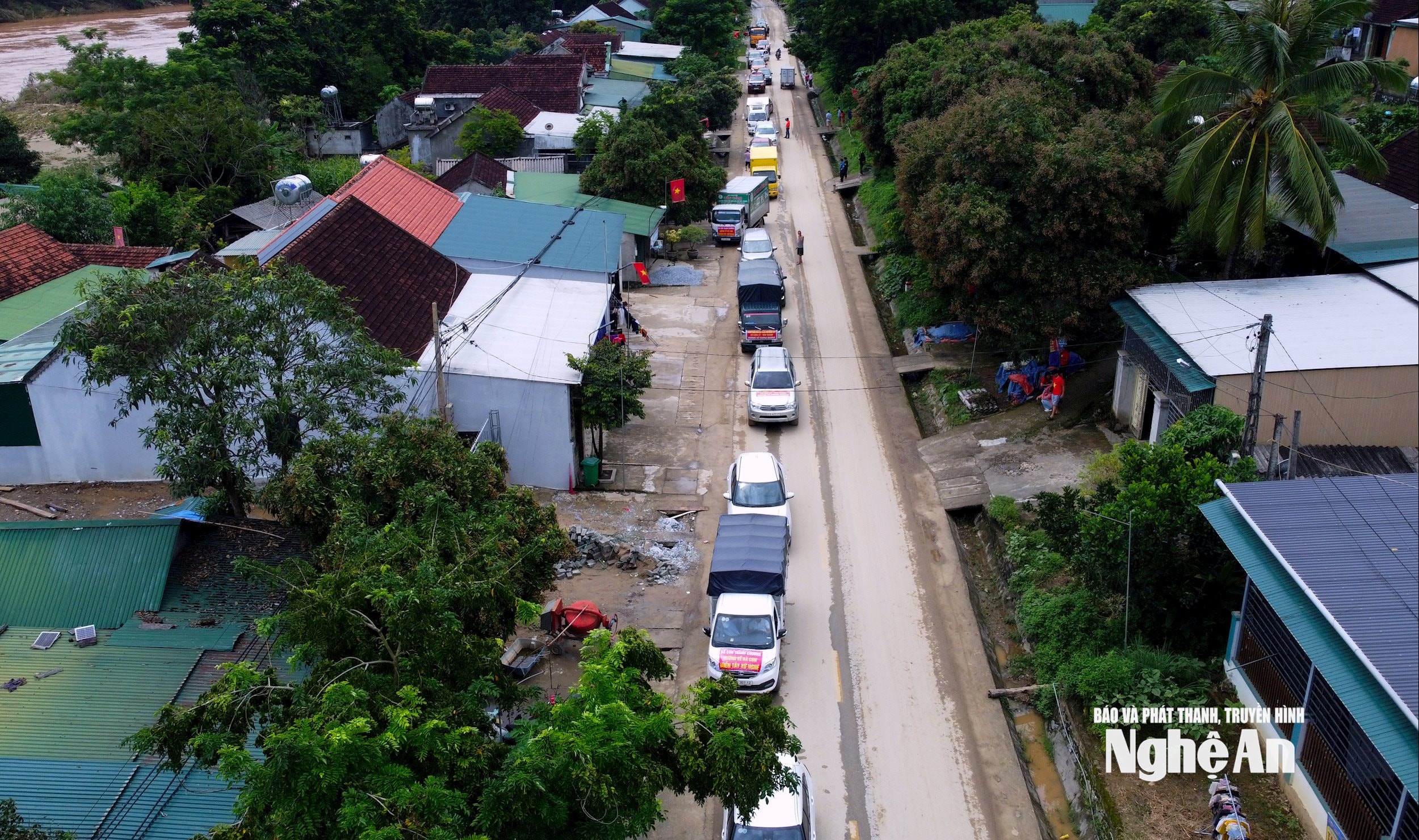 Theo ghi nhận của phóng viên, trưa 26/7, dòng xe ùn ùn ngược lên miền Tây xứ Nghệ trên Quốc lộ 7. Trong ảnh: Hàng xe nối dài trên địa bàn xã Tam Quang. Ảnh: Quang An