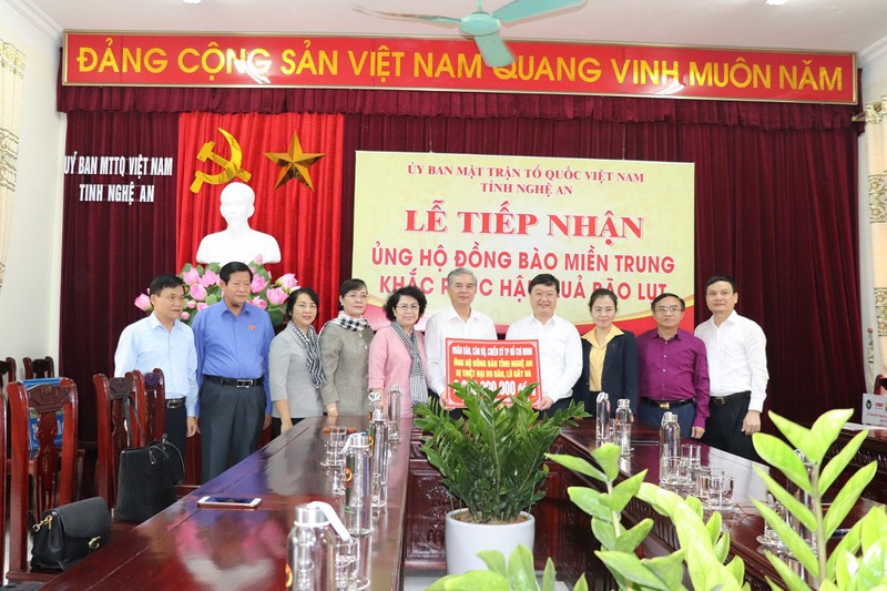 Đoàn đại biểu Quốc hội TP.HCM hỗ trợ 2,2 tỉ cho Nghệ An  - ảnh 1