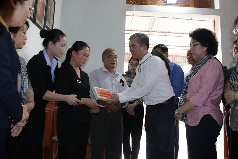 Đoàn đại biểu Quốc hội TP.HCM hỗ trợ 2,2 tỉ cho Nghệ An  - ảnh 4